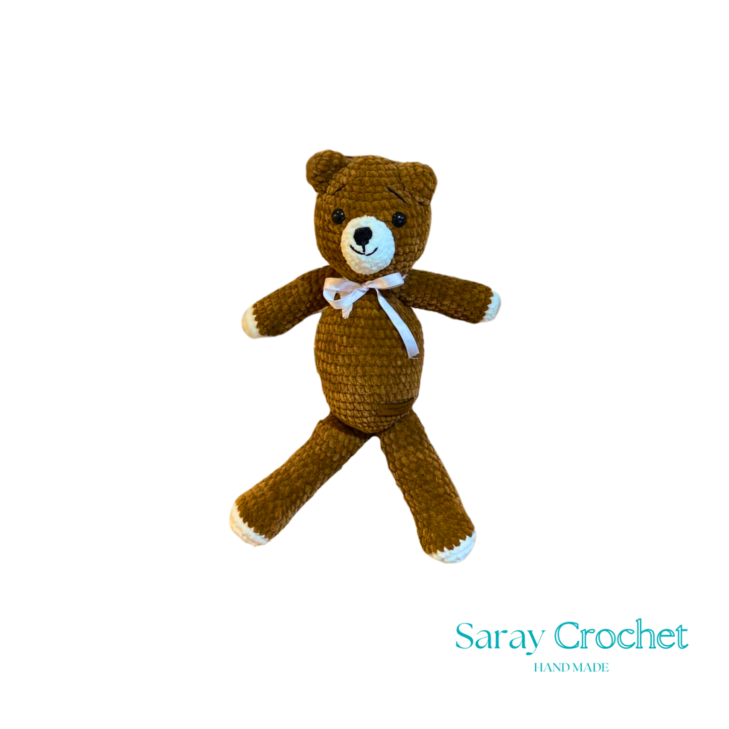 Crocheted teddy bear with a white bow tie on a white background, branded 'Saray Crochet'.