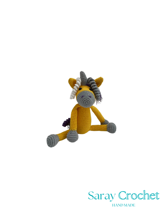 Crocheted giraffe toy with a plain background and 'Saray Crochet' branding.