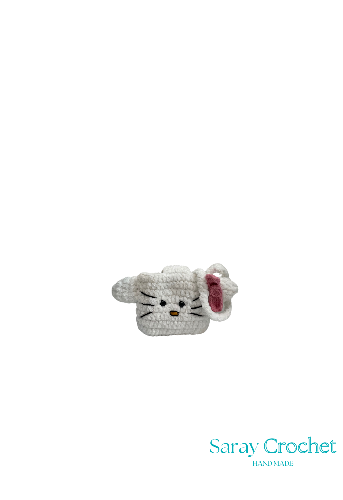Crocheted white cat-shaped pouch with a pink bow on a white background, branded 'Saray Crochet'.