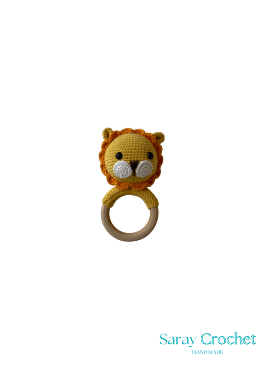 Crocheted lion ring toy on a white background with 'Saray Crochet' branding.