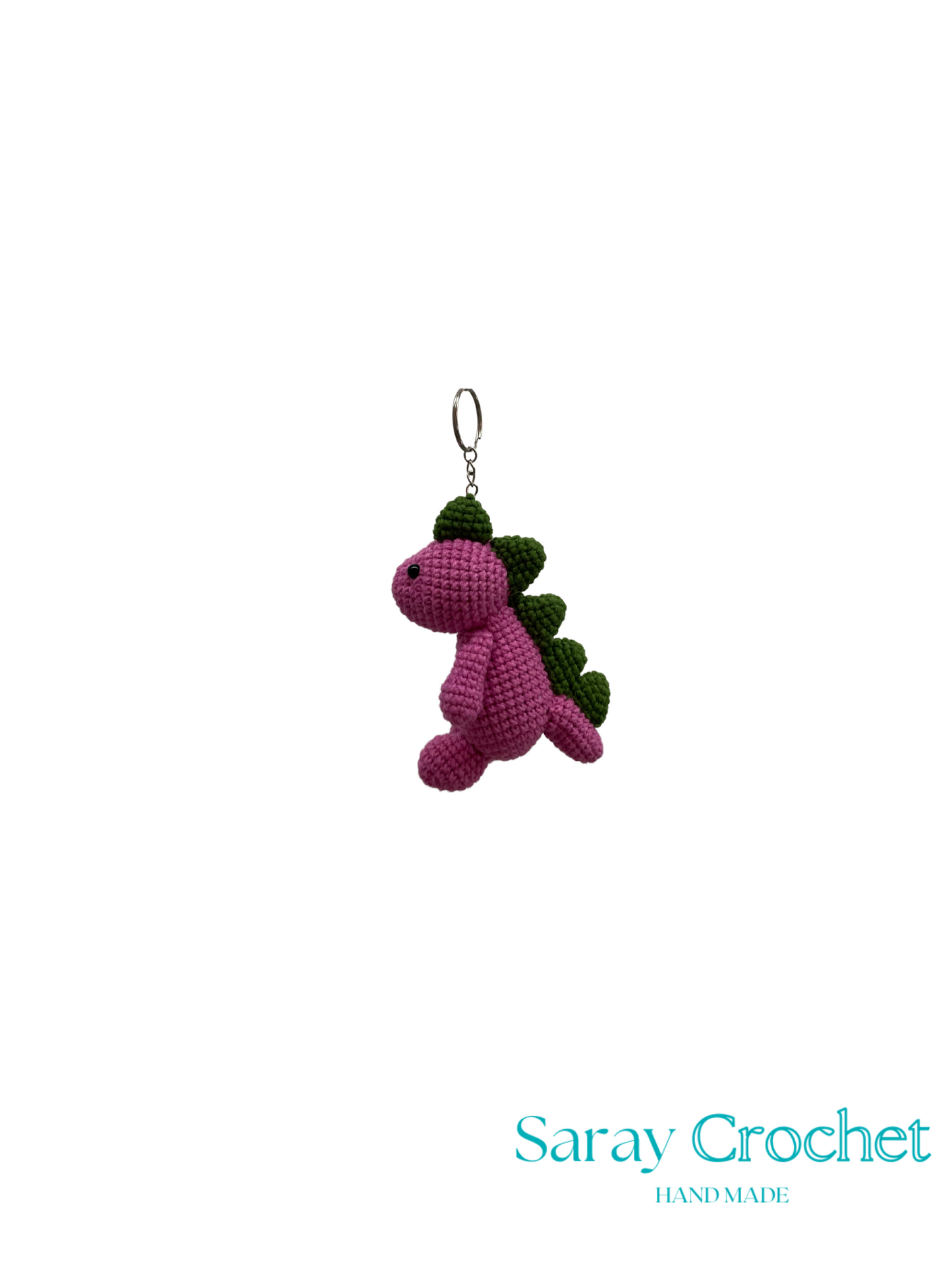 Crocheted dinosaur keychain with green spikes on a white background, branded 'Saray Crochet'.
