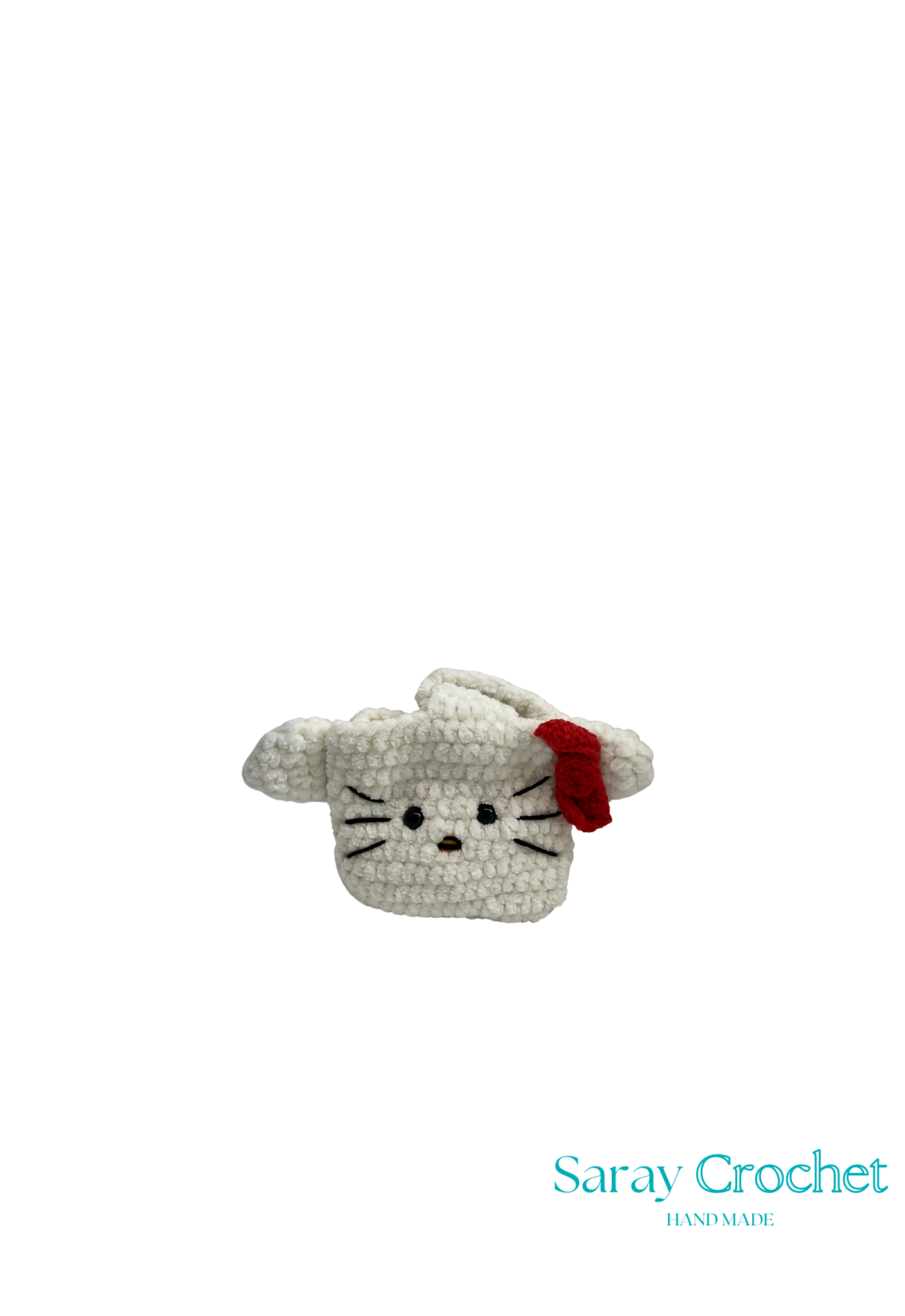 Crocheted cat-shaped item with a red bow on a white background, branded 'Saray Crochet'.