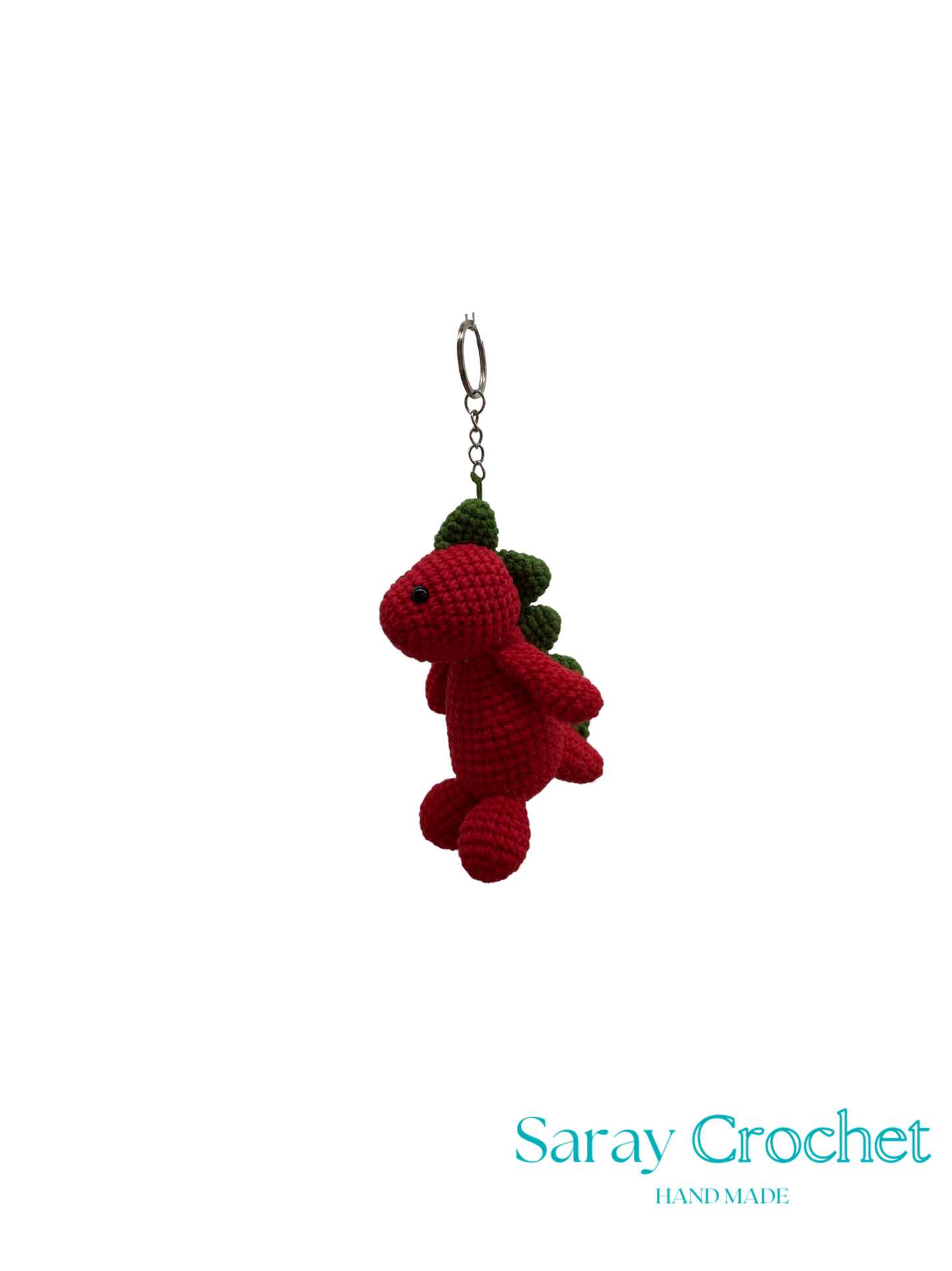 Crocheted red dragon keychain with green accents on a white background, branded 'Saray Crochet'.