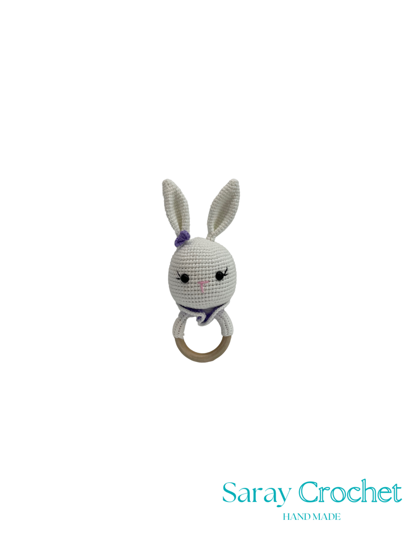 Crocheted bunny rattle with a white background and 'Saray Crochet' branding.