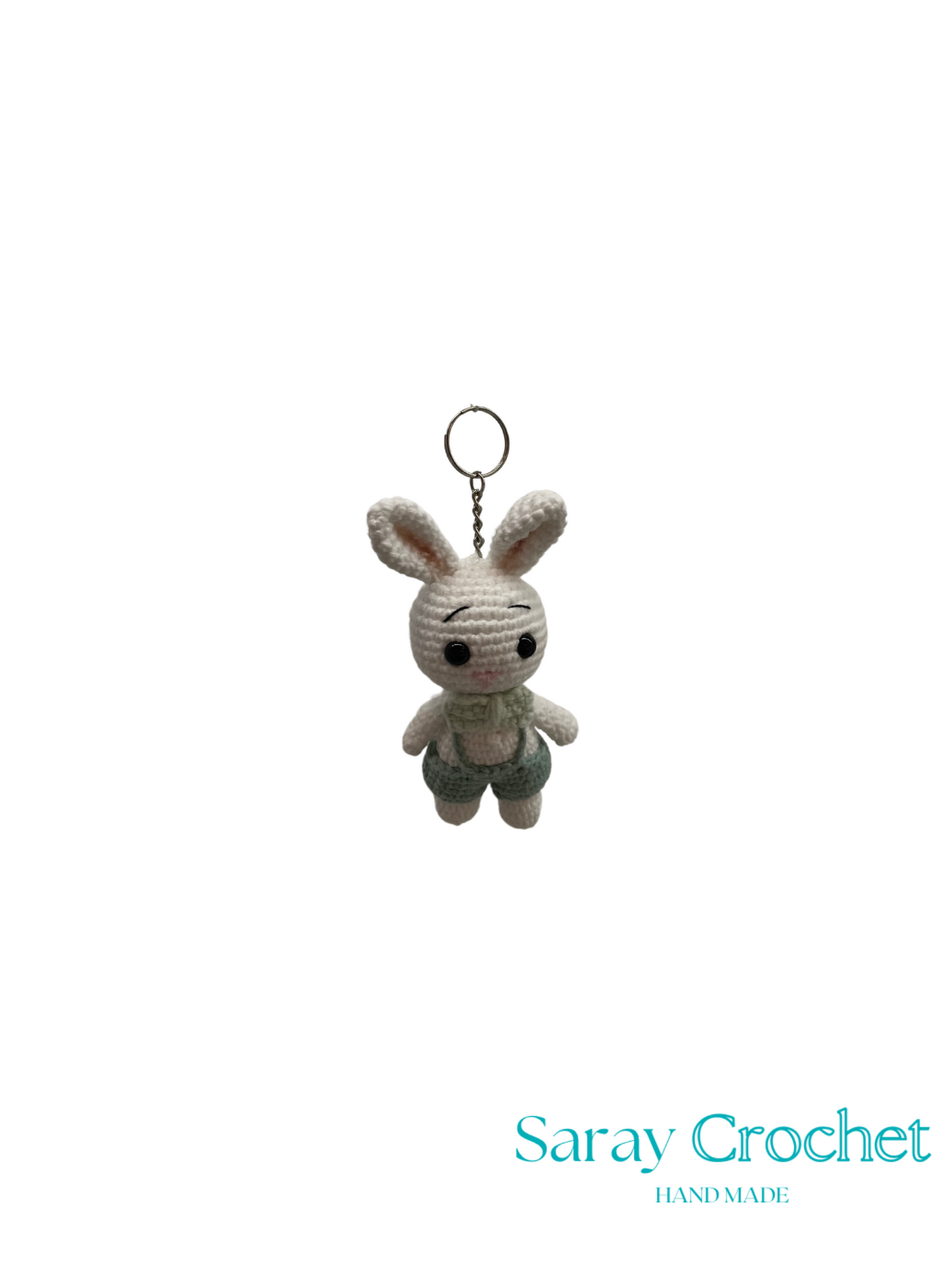 Crocheted bunny keychain with 'Saray Crochet' branding on a white background