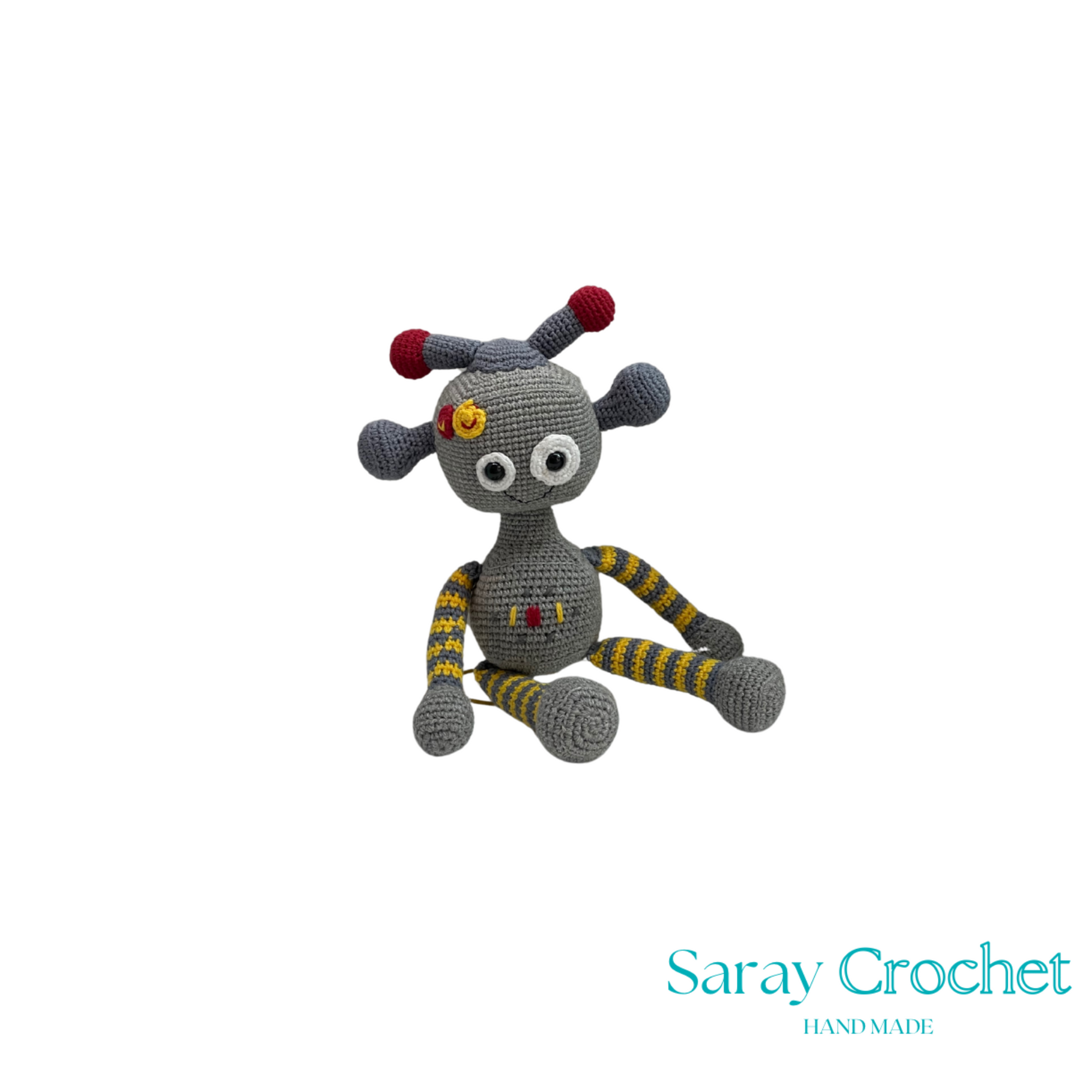 Crocheted robot toy with colorful details on a white background, branded 'Saray Crochet'.