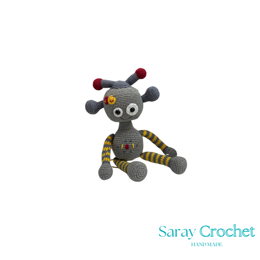Crocheted robot toy with colorful details on a white background, branded 'Saray Crochet'.