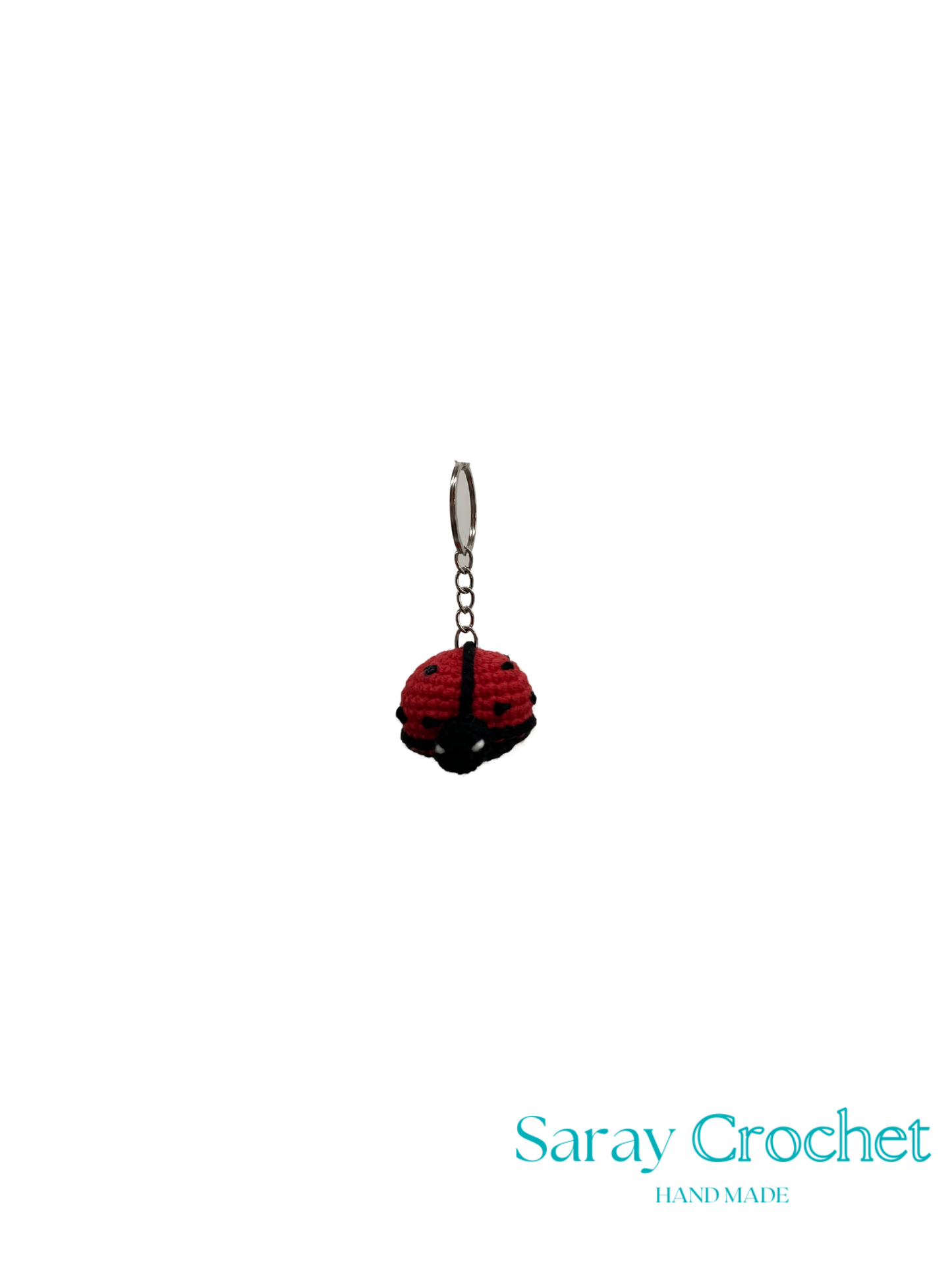 Red and black ladybug charm on a white background with 'Saray Crochet' branding.