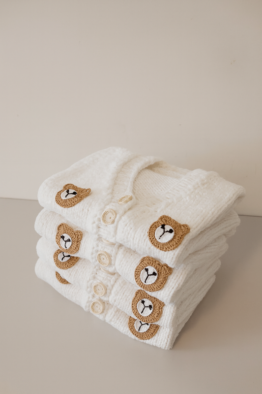 Dzempercic za djecake sa motivom mede. Idealan za uzraste od 0 do 6 g.