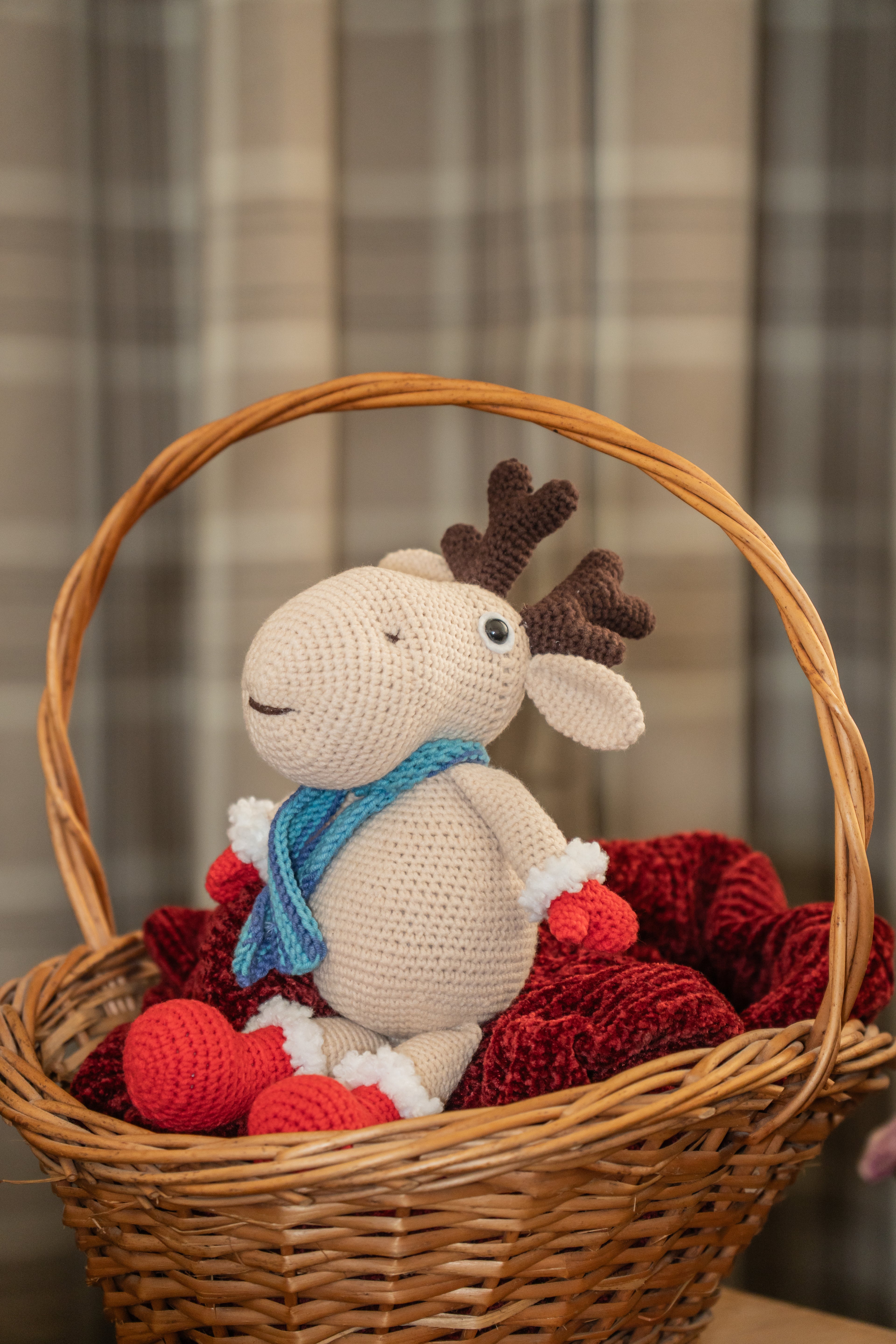 Ručno rađena igračka irvas sa šalom. Idealan poklon igračka za sve uzraste