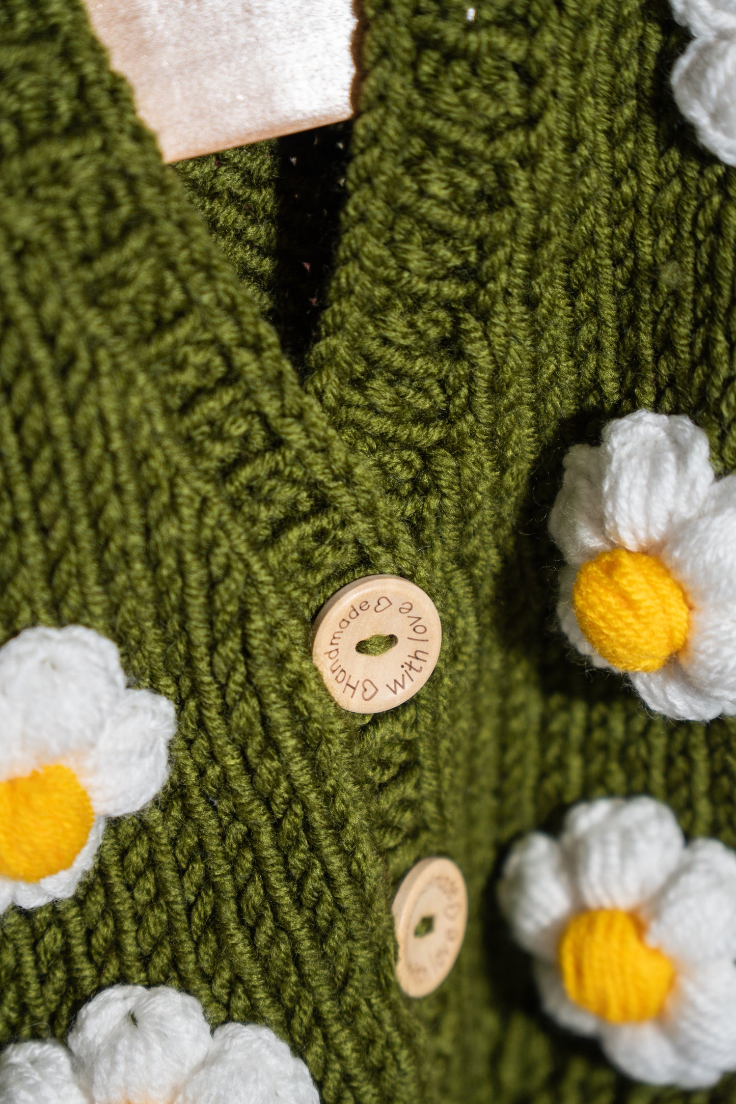 Ručno rađeni dzempercic sa cvijetnim motivom. Idealan za djevojcice od uzrasta od 0 do 6 g