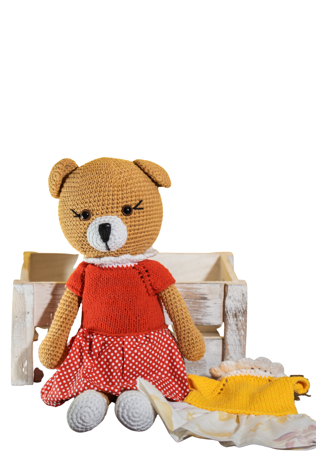 Ručno rađeni medvjedić s prelijepom haljinicom koju je moguće presvlačiti. Idealan je poklon za sve kreativne djevojčice.