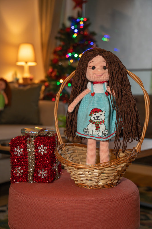 Lutka sa zimskim medom na haljinici, idealan poklon za djevojcice.