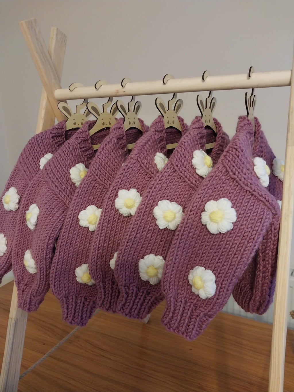 Ručno rađeni dzempercic sa cvijetnim motivom. Idealan za djevojcice od uzrasta od 0 do 6 g