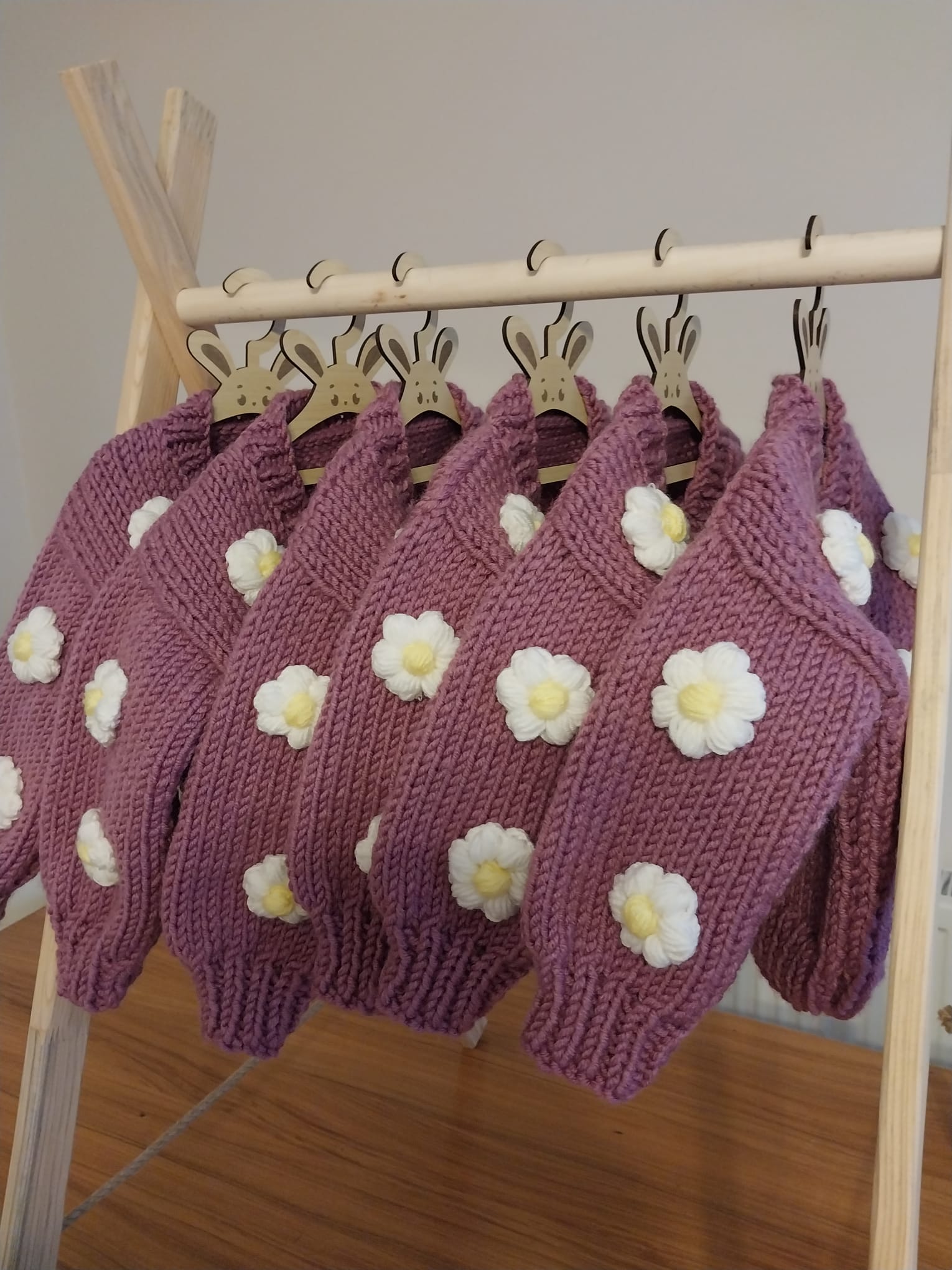 Ručno rađeni dzempercic sa cvijetnim motivom. Idealan za djevojcice od uzrasta od 0 do 6 g