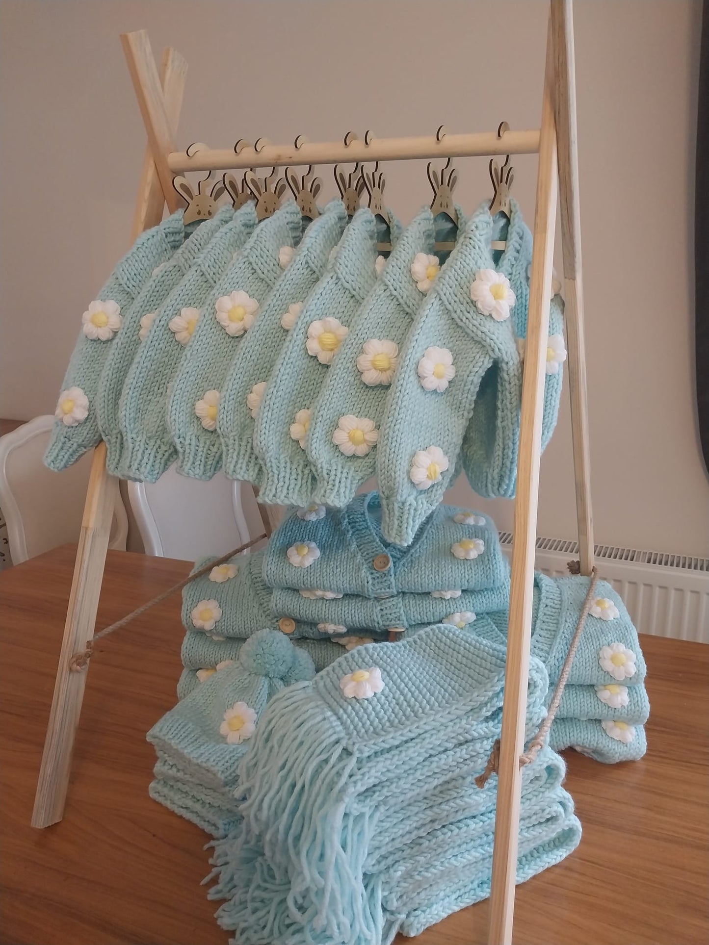 Ručno rađeni dzempercic sa cvijetnim motivom. Idealan za djevojcice od uzrasta od 0 do 6 g