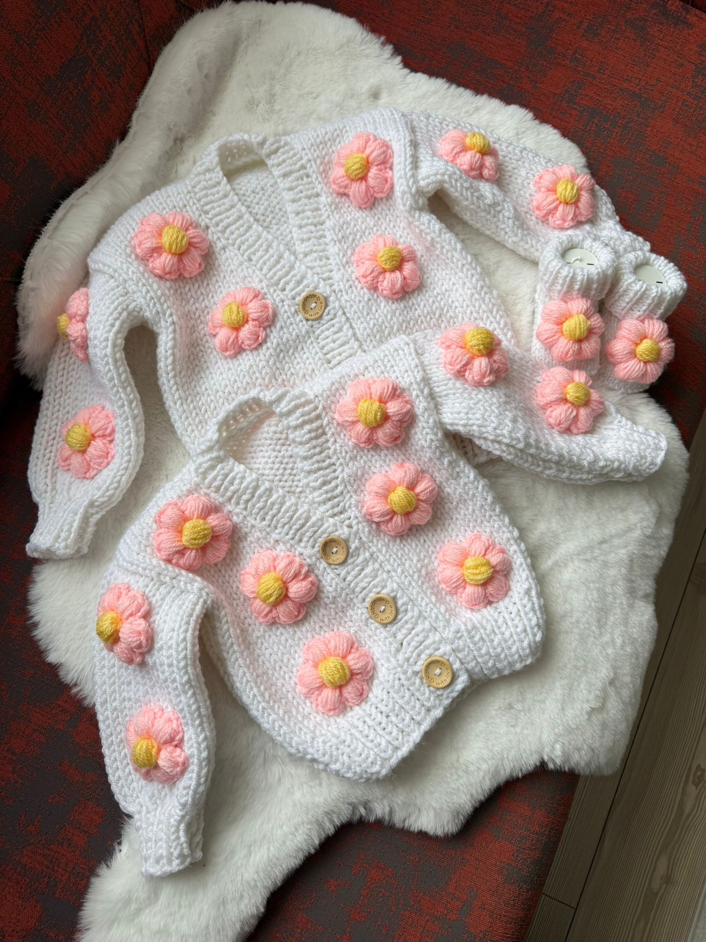 Ručno rađeni dzempercic sa cvijetnim motivom. Idealan za djevojcice od uzrasta od 0 do 6 g