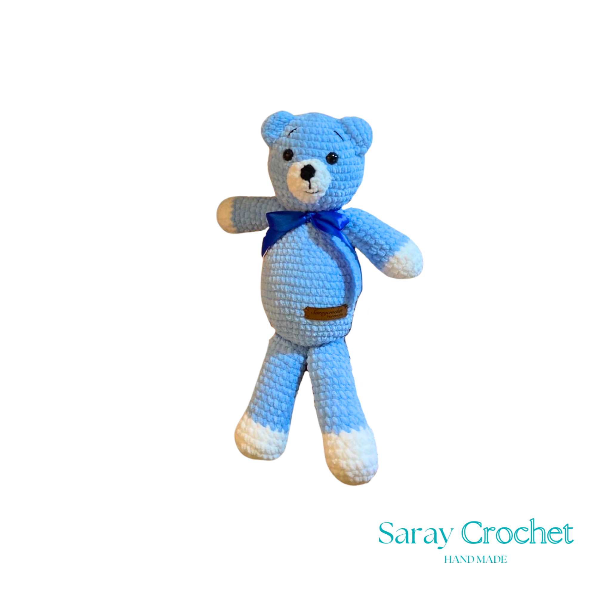 Ručno rađeni medvjedić, dostupan u više boja, idealan za tople zagrljaje djece.