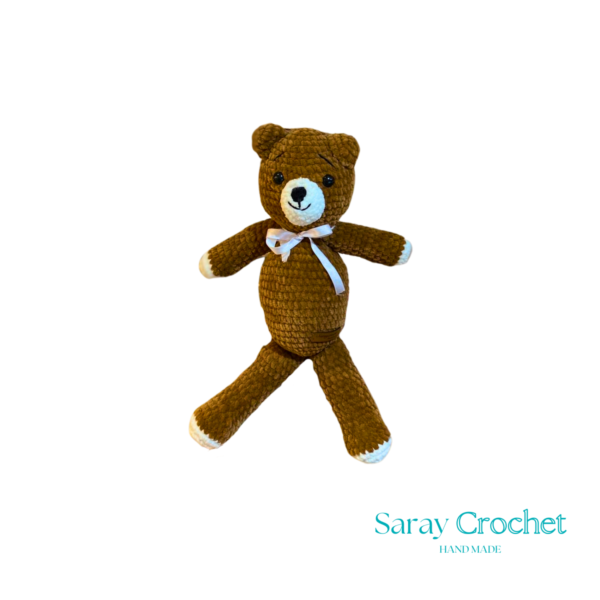 Ručno rađeni medvjedić, dostupan u više boja, idealan za tople zagrljaje djece.