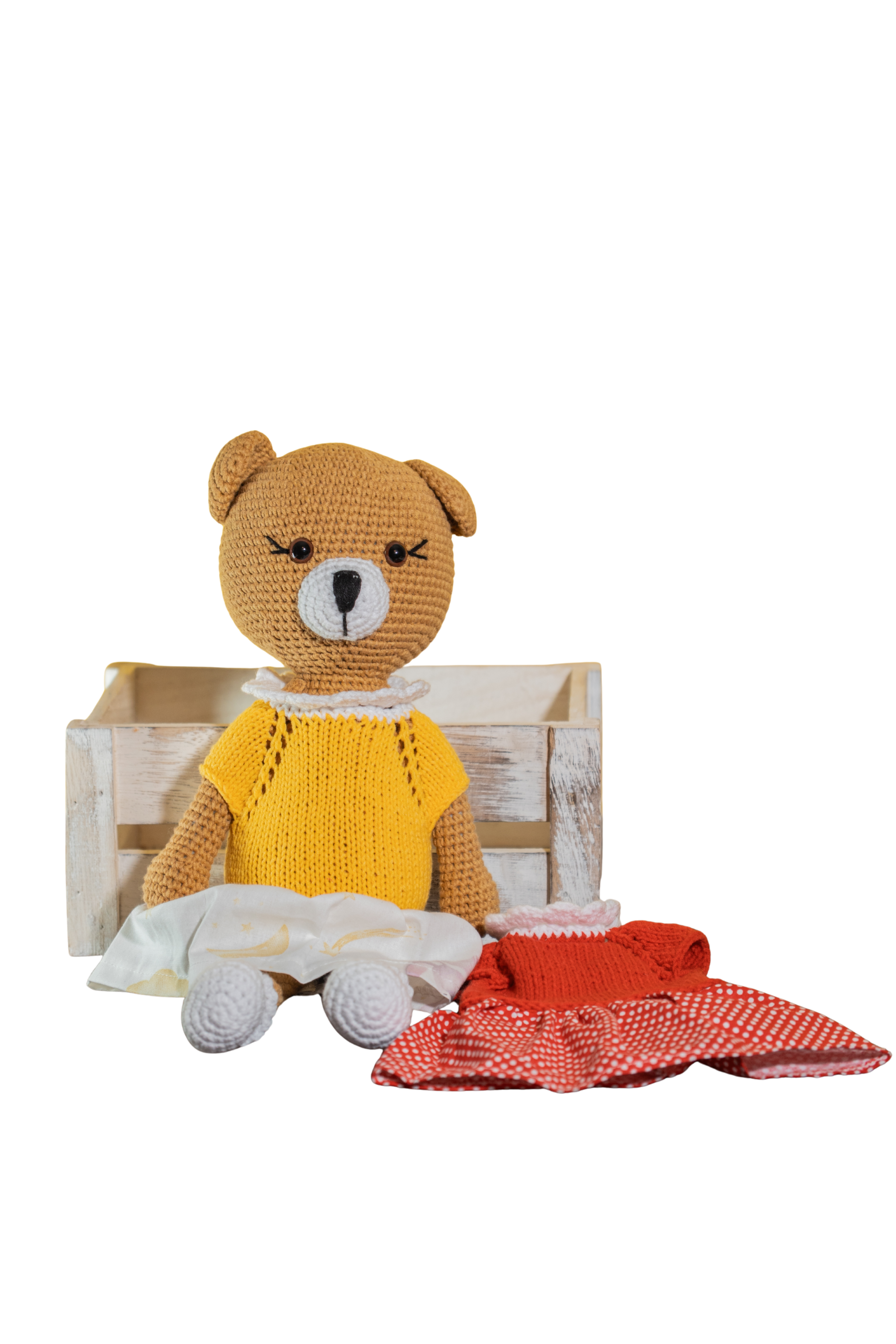 Ručno rađeni medvjedić s prelijepom haljinicom koju je moguće presvlačiti. Idealan je poklon za sve kreativne djevojčice.