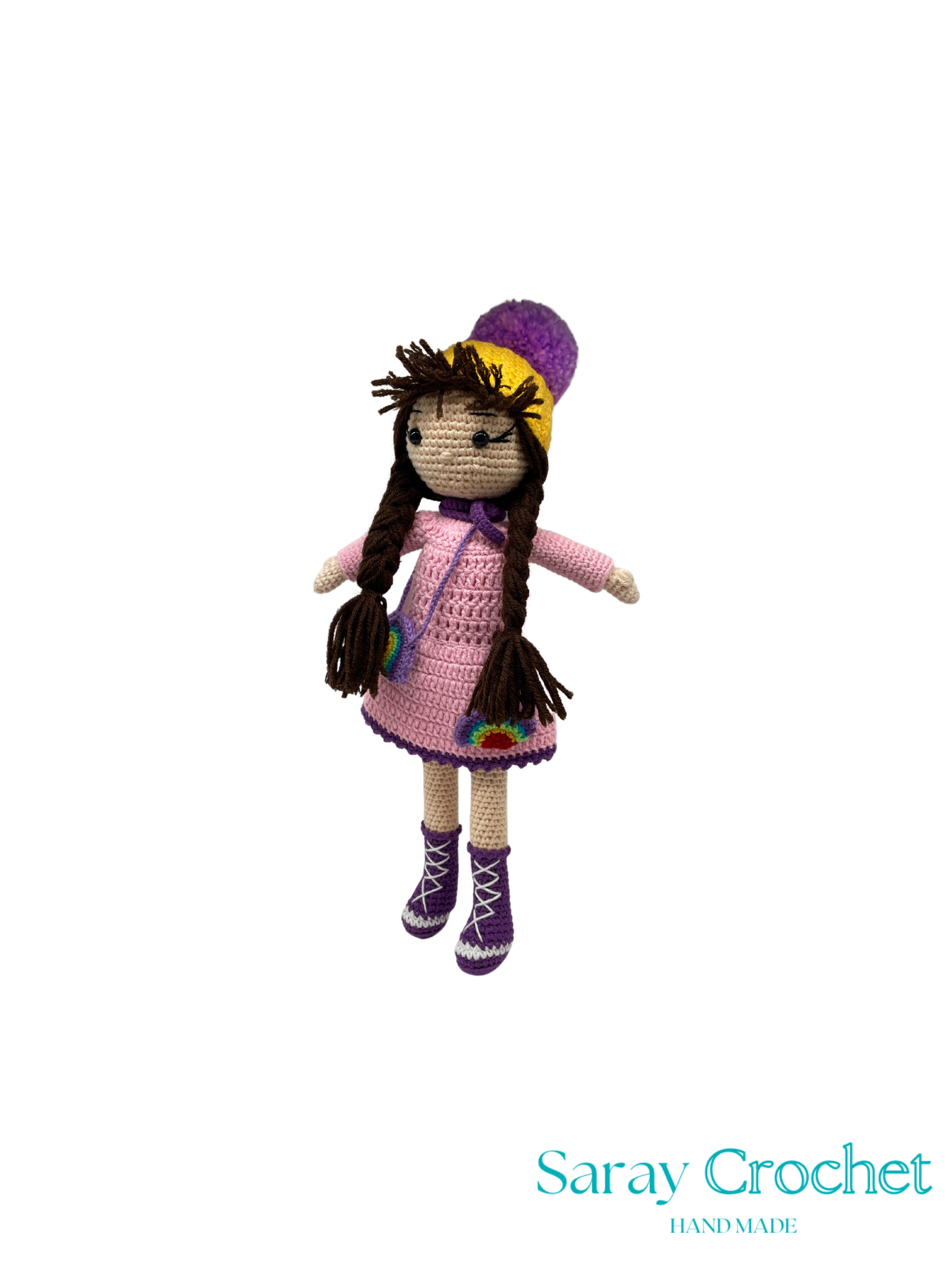 Crocheted doll with a pink dress and purple shoes on a white background, branded 'Saray Crochet'.