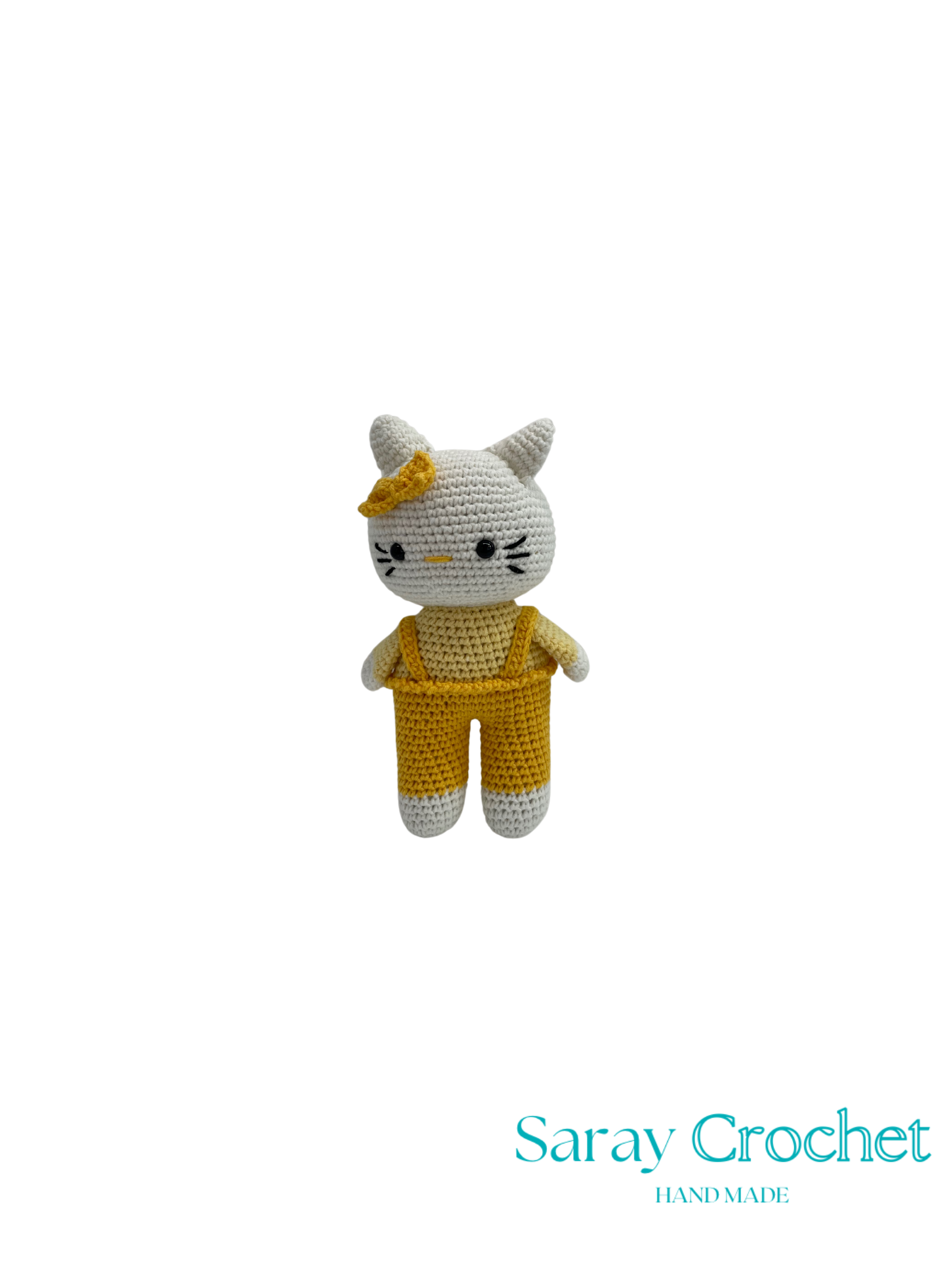 Crocheted cat toy with a yellow bow and overalls on a white background, branded 'Saray Crochet'.