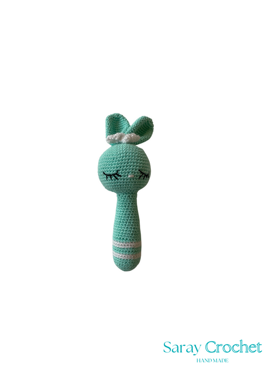Crocheted toy with a bow on a white background, branded 'Saray Crochet'.