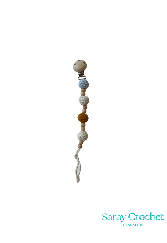 Decorative hanging with crocheted beads and yarn on a white background, branded 'Saray Crochet'.