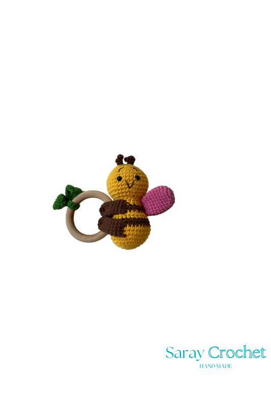 Crocheted bee rattle toy with a white background and 'Saray Crochet' branding.