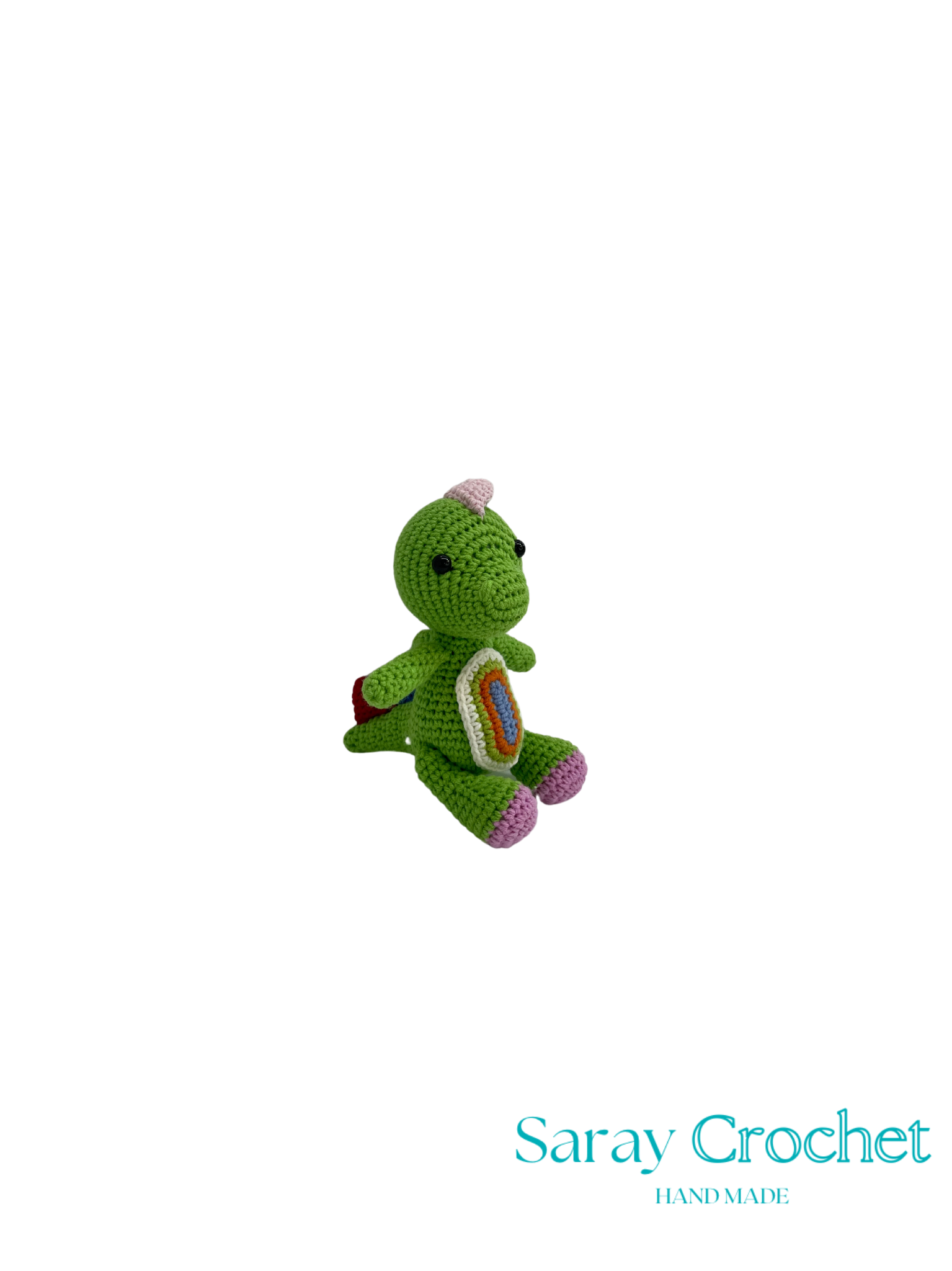 Green crochet dinosaur toy on a white background with 'Saray Crochet' branding.