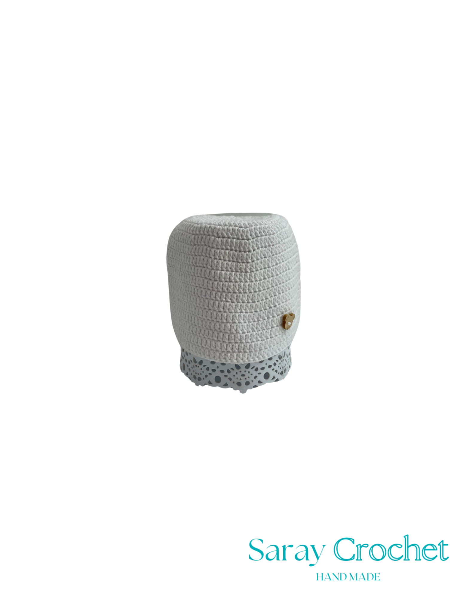Crocheted hat with a textured band on a white background, branded 'Saray Crochet'.