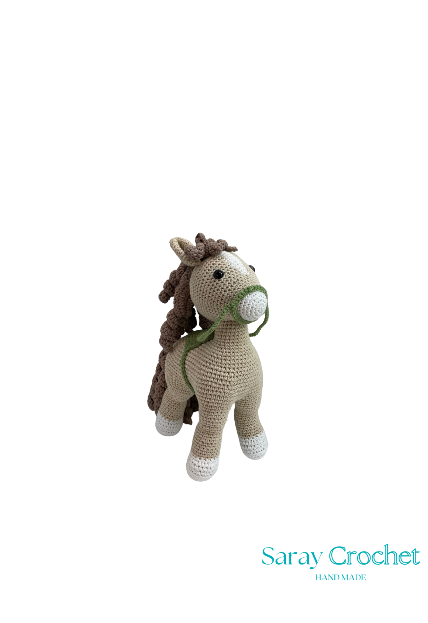 Handmade plush toy horse with a green collar, beige body, and brown details, on a white background with the watermark 'Saray Crochet'.