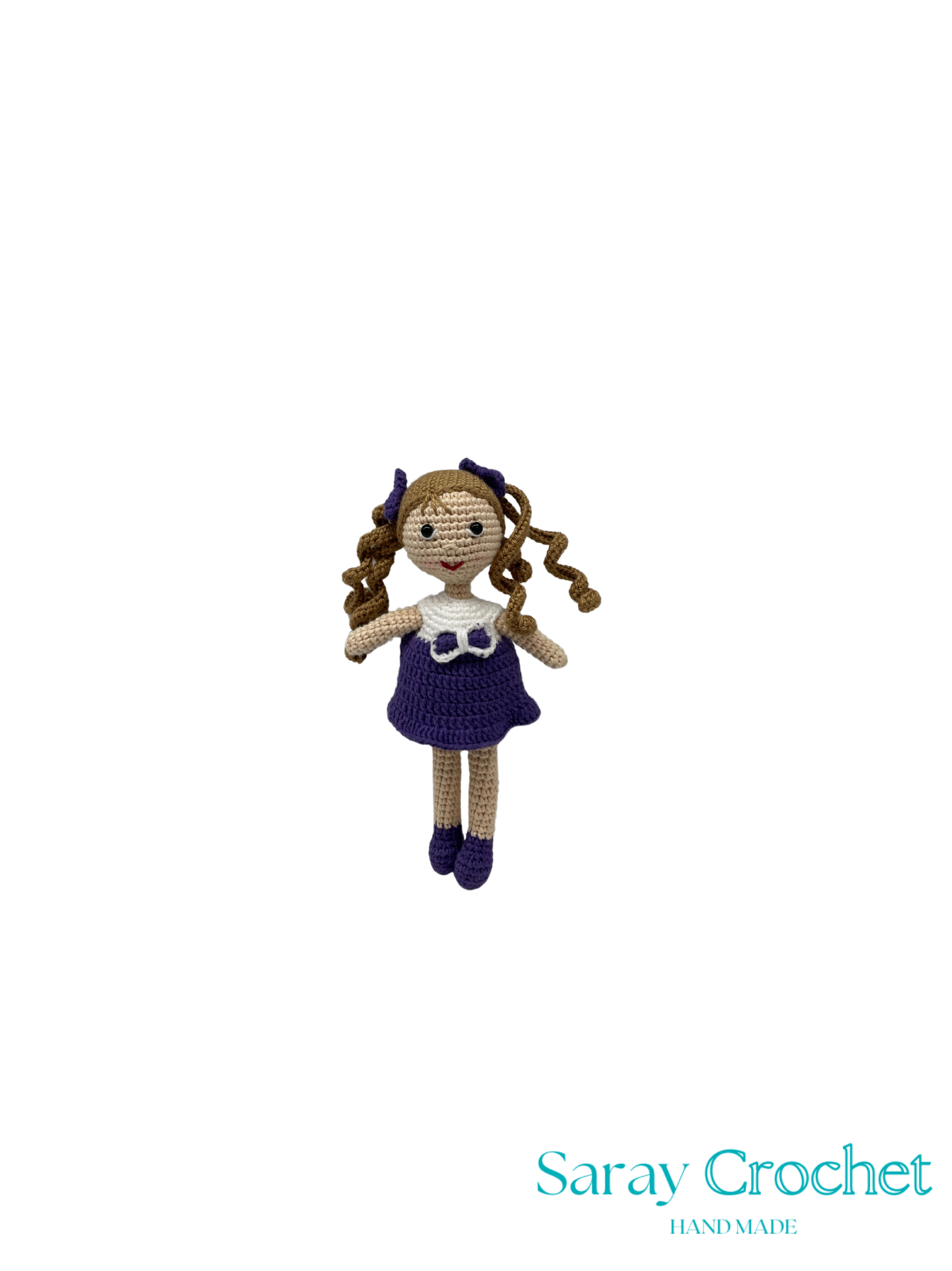 Crocheted doll with braided hair on a white background, branded 'Saray Crochet'.