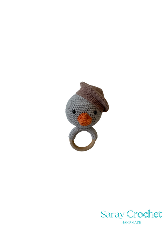 Crocheted duck ring with a brown hat on a white background, branded 'Saray Crochet'.