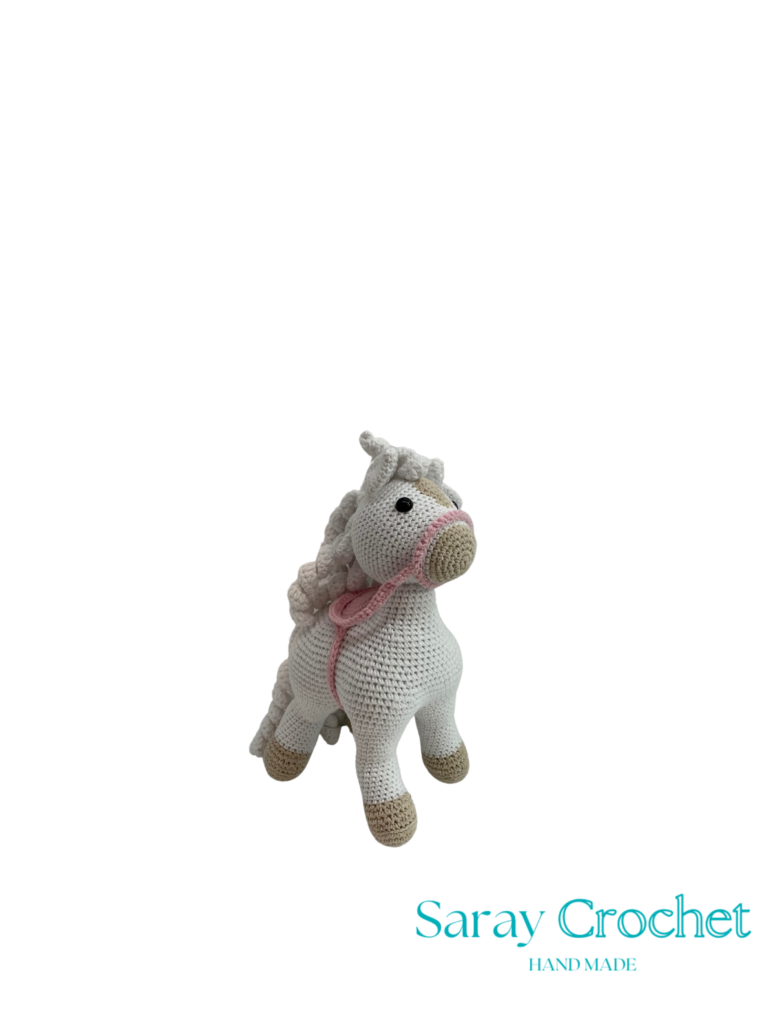 Crocheted unicorn toy with pink mane on a white background, branded 'Saray Crochet'.