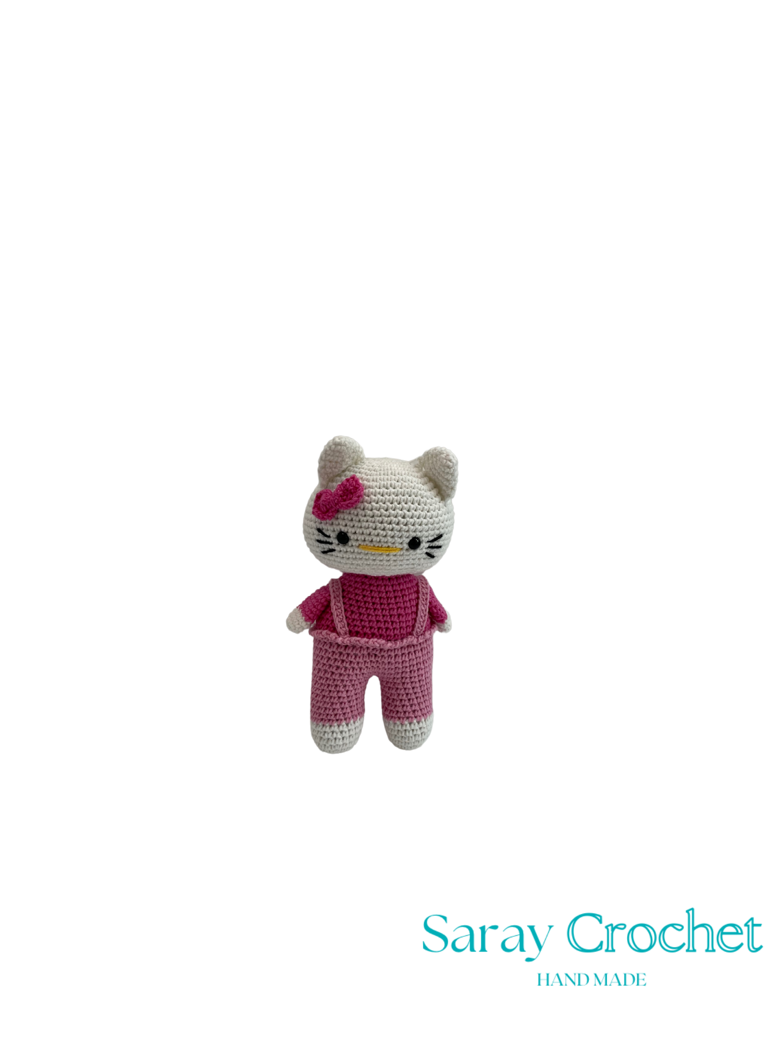 Crocheted cat toy with pink bow and white background, featuring 'Saray Crochet' branding.