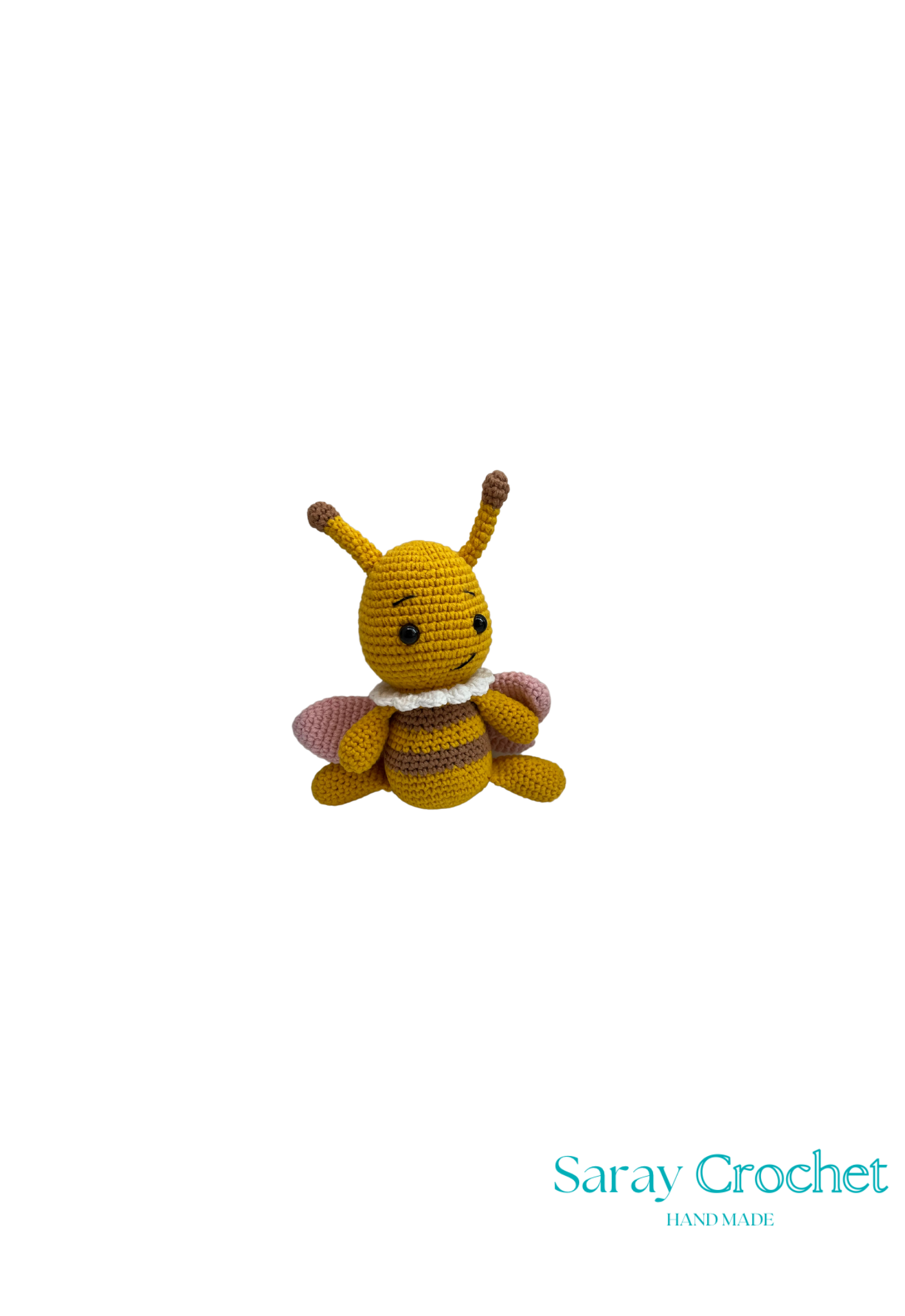 Crocheted bee toy with a white background and 'Saray Crochet' branding.