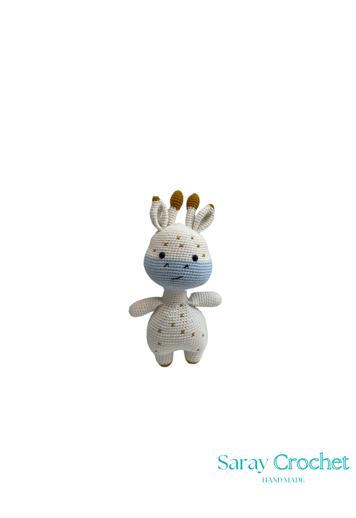 Crocheted giraffe toy with blue face on a white background, branded 'Saray Crochet'.