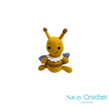 Crocheted bee toy with 'Saray Crochet' branding on a white background
