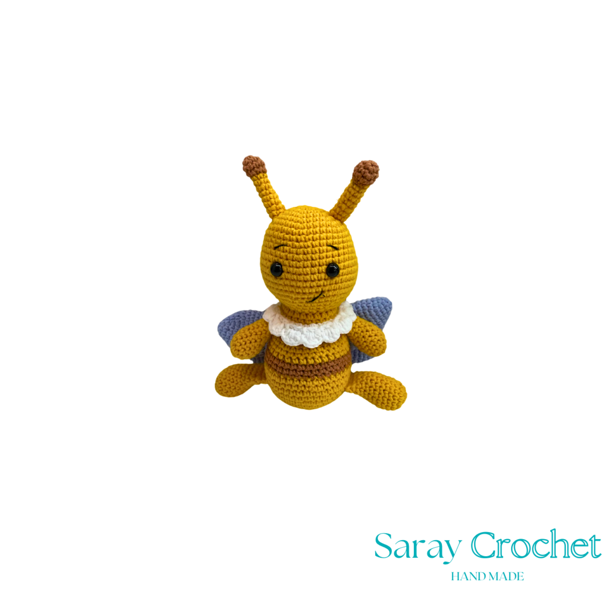 Crocheted bee toy with 'Saray Crochet' branding on a white background