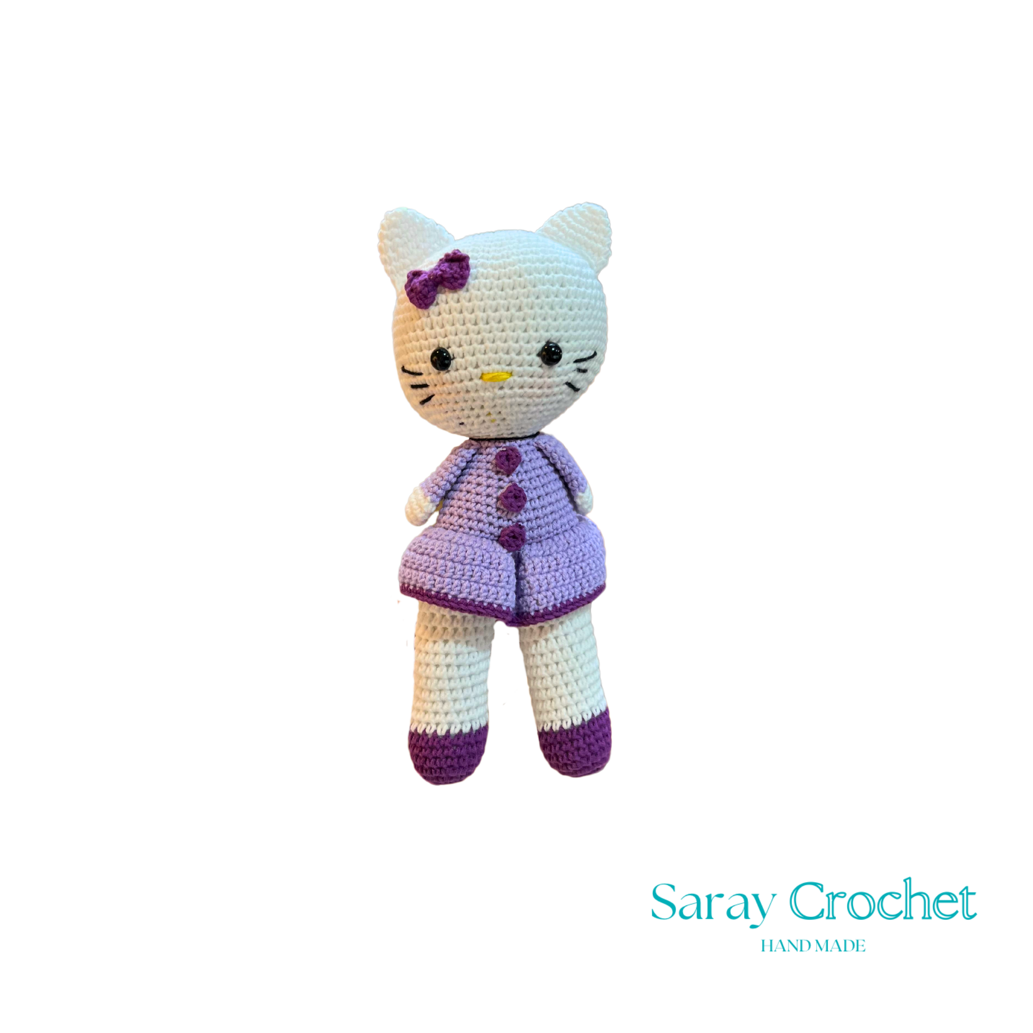 Crocheted cat toy with a purple outfit on a white background, branded 'Saray Crochet'.