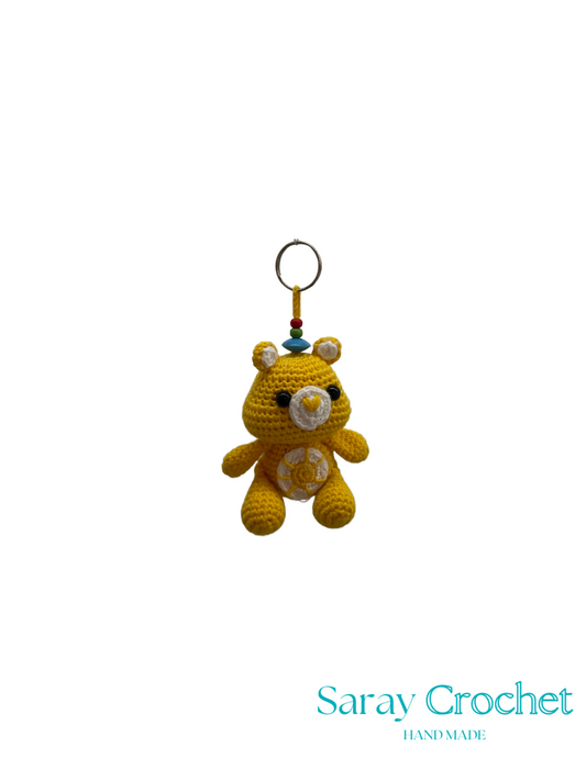 Crocheted bear keychain with a white background and 'Saray Crochet' branding.