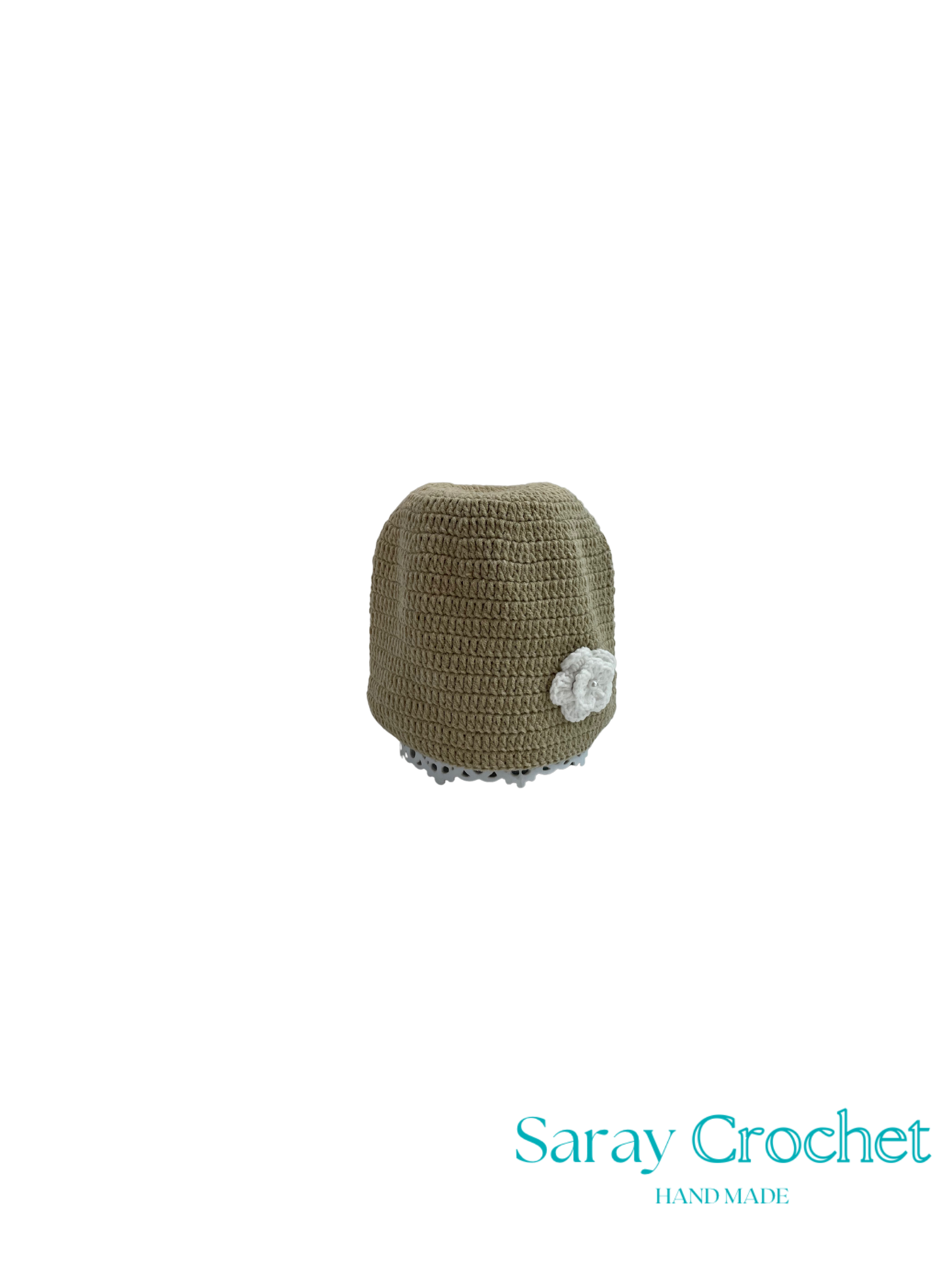 Crocheted hat with a flower on a white background, branded 'Saray Crochet'.