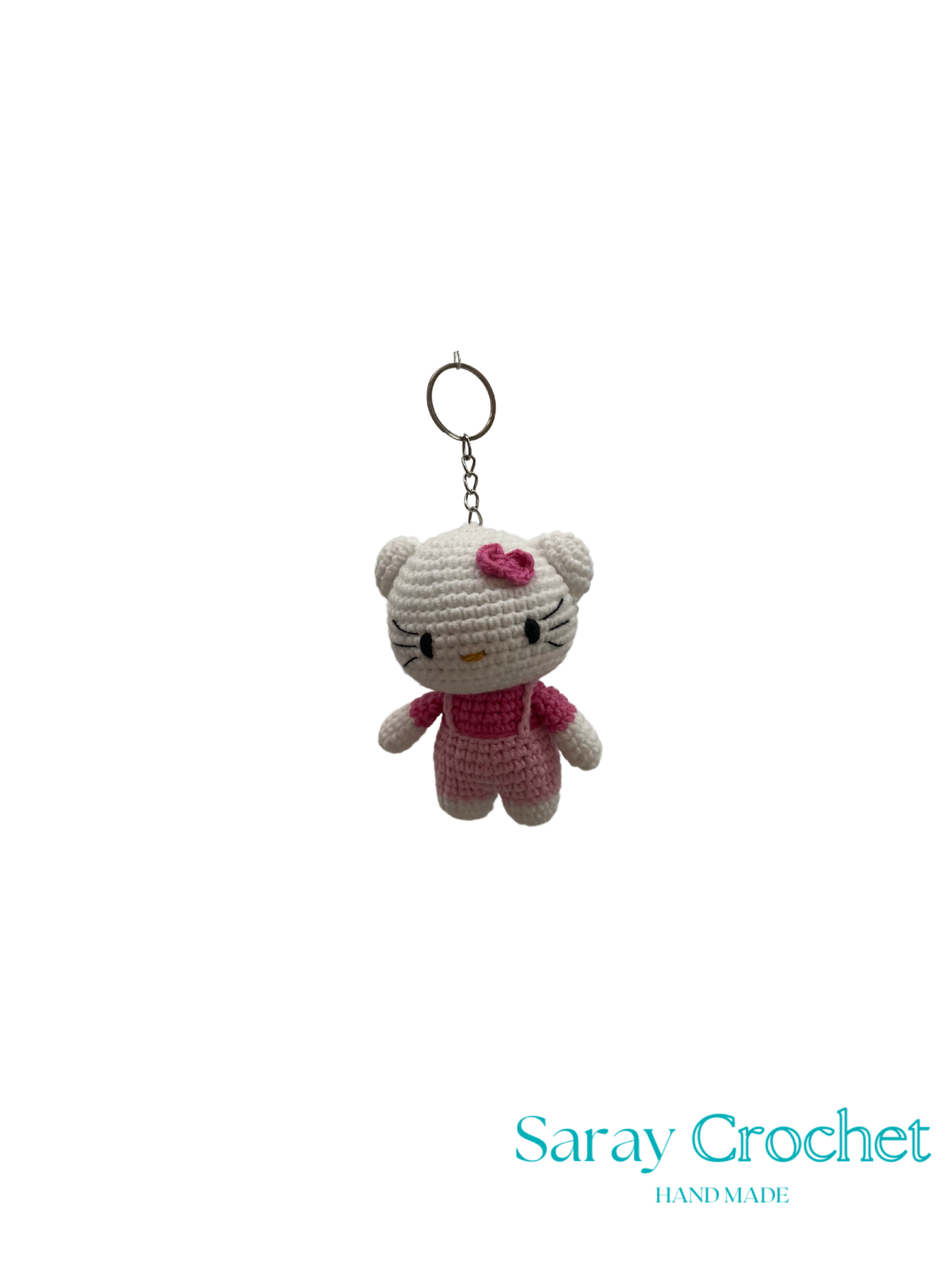 Crocheted cat keychain with pink bow on a white background, branded 'Saray Crochet'.