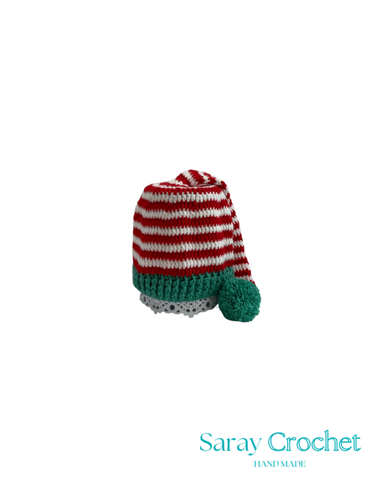 Crocheted dog sweater with red and white stripes and green accents on a white background, branded 'Saray Crochet'.