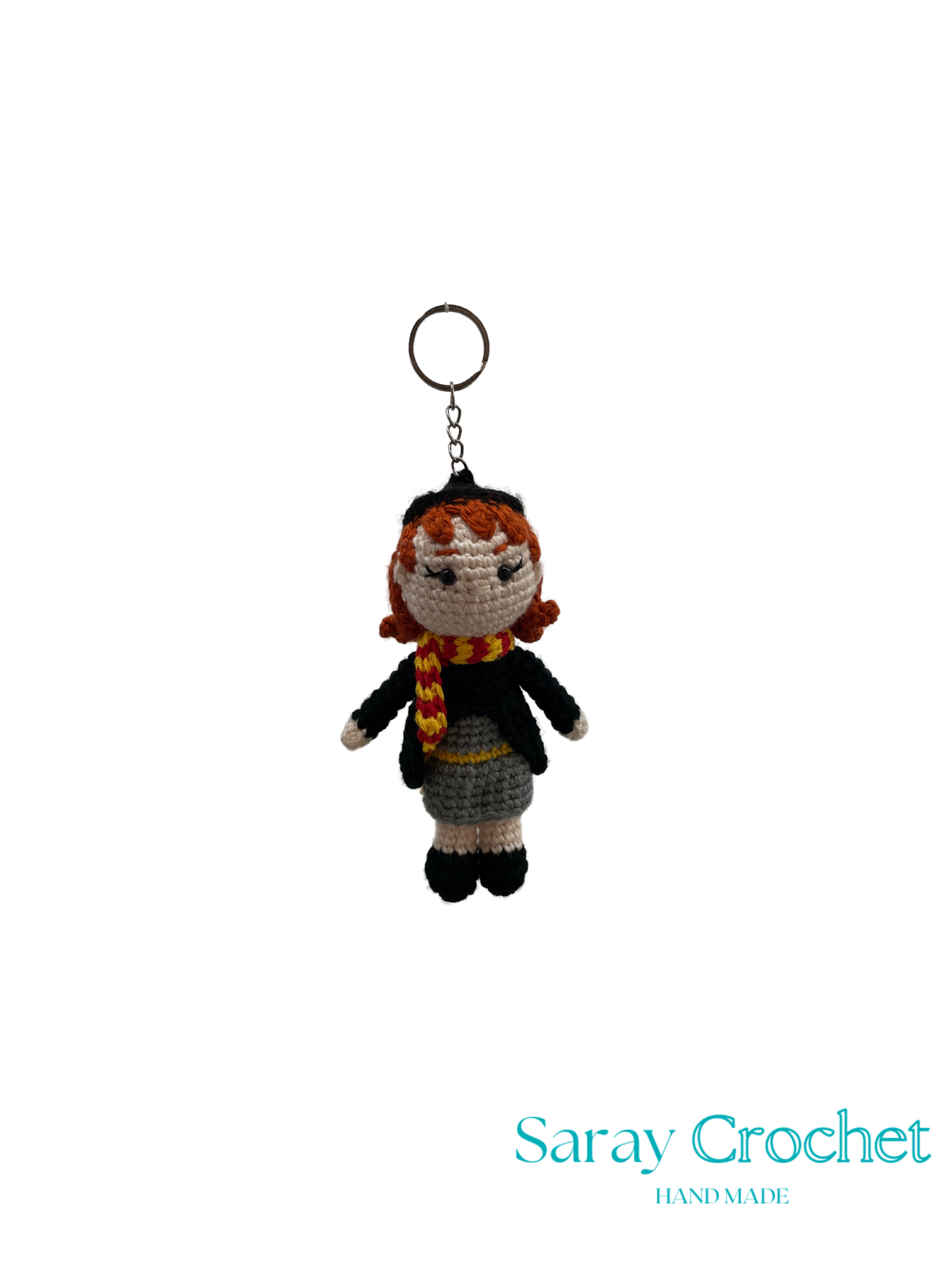 Crocheted keychain of a character with a scarf, branded 'Saray Crochet', on a white background.