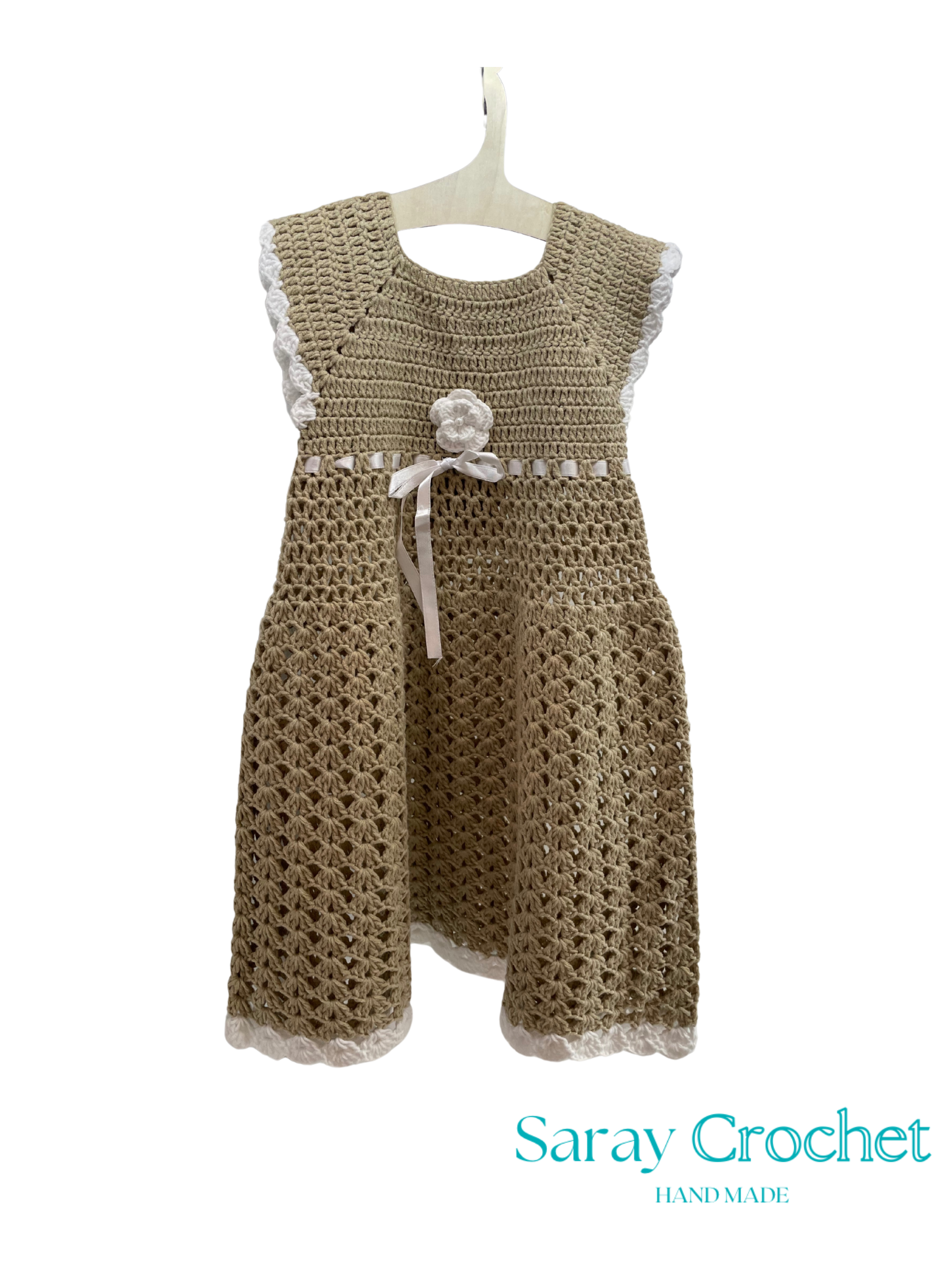Crocheted dress with floral details on a white background, branded 'Saray Crochet'.