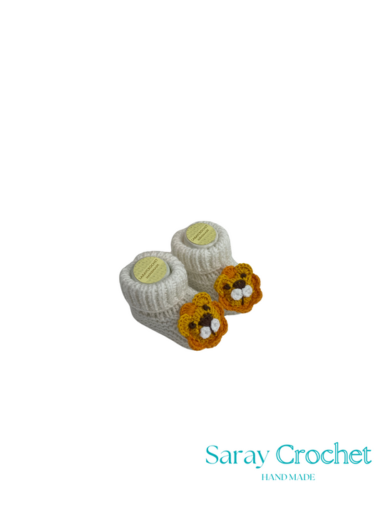 Pair of crocheted baby booties with floral designs on a white background, branded 'Saray Crochet'.