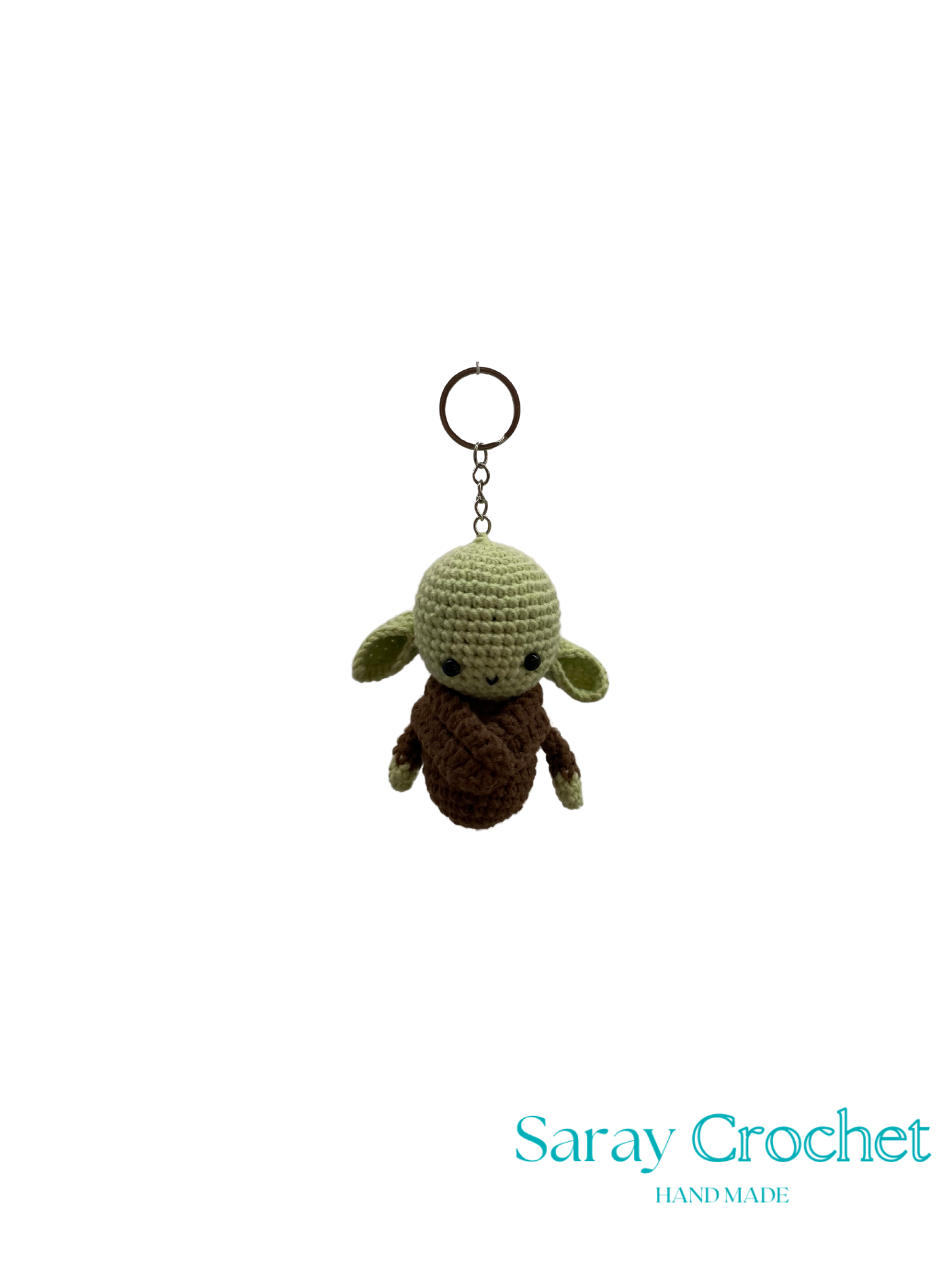 Crocheted Yoda keychain with 'Saray Crochet' branding on a white background