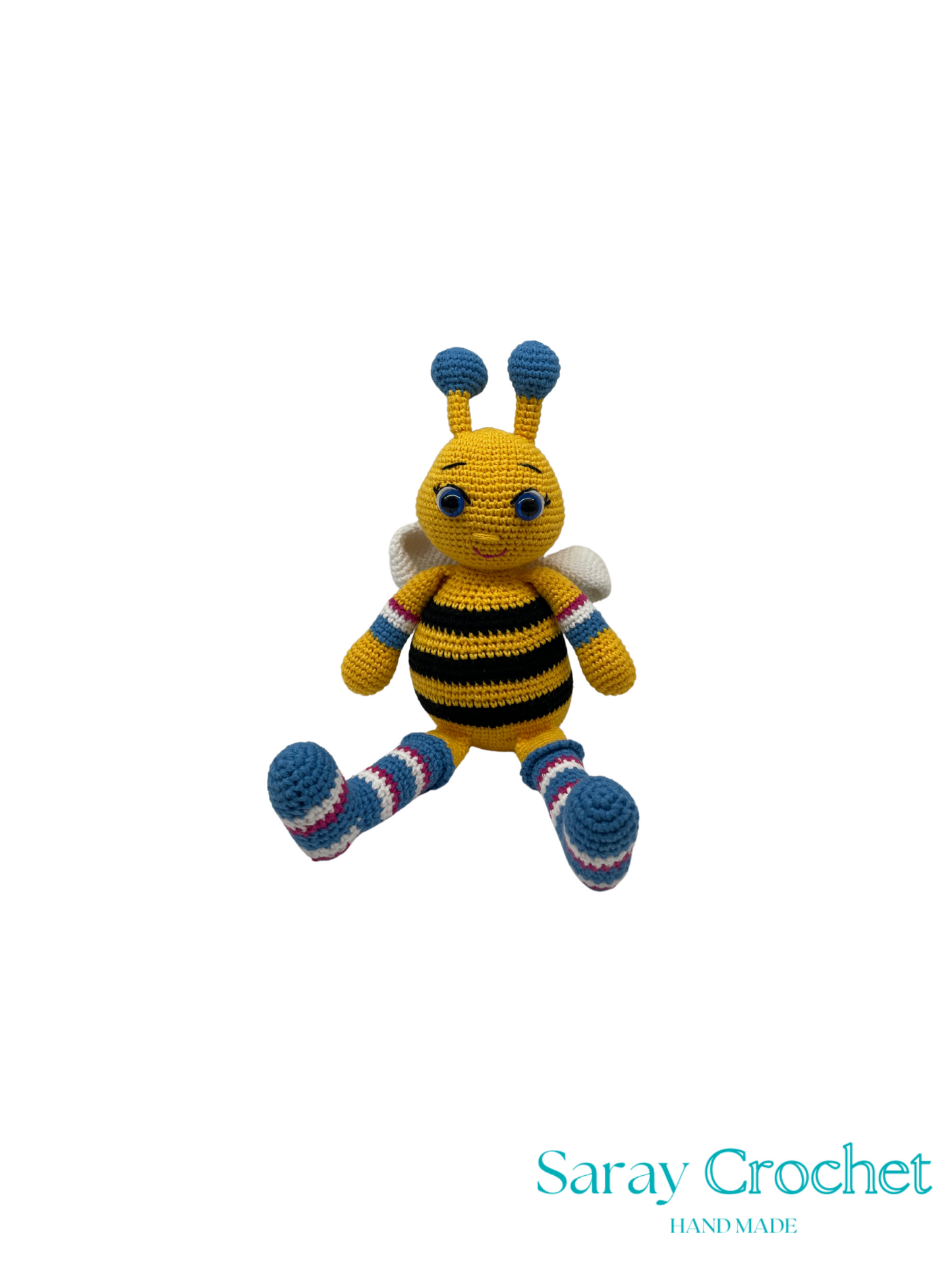 Crocheted bee toy with blue, yellow, and black colors on a white background, branded 'Saray Crochet'.